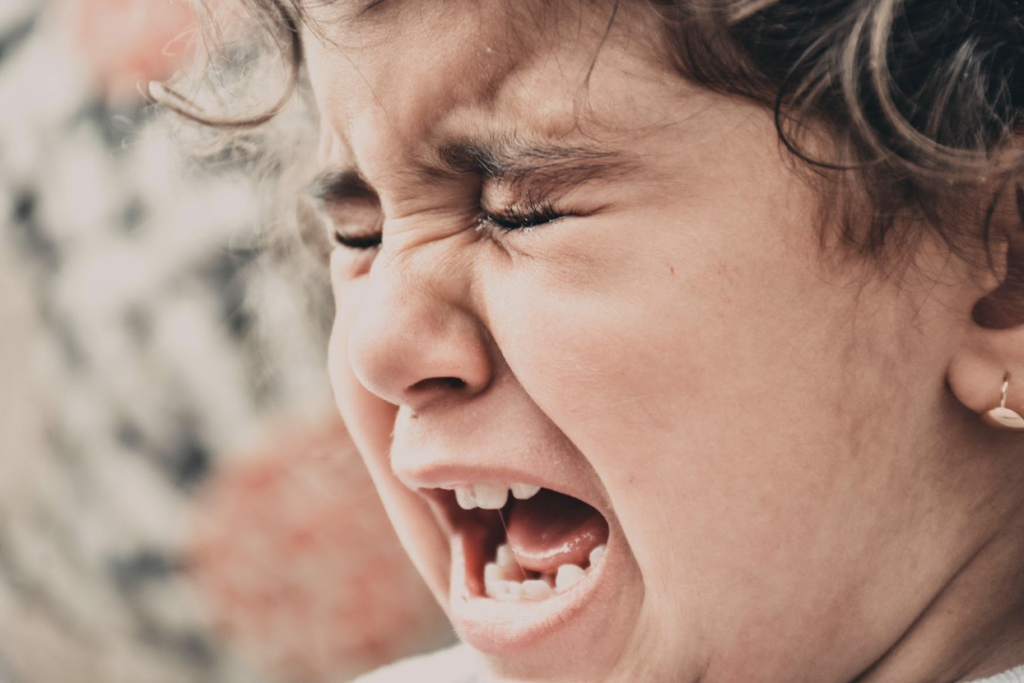 4 techniques to soothe a child having a tantrum